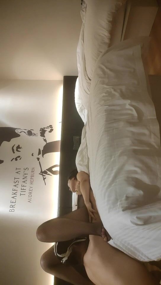 2022.7.4，【拼命操】，内裤套头一大特色，返场极品美女，肤白貌美大长腿，战况激烈