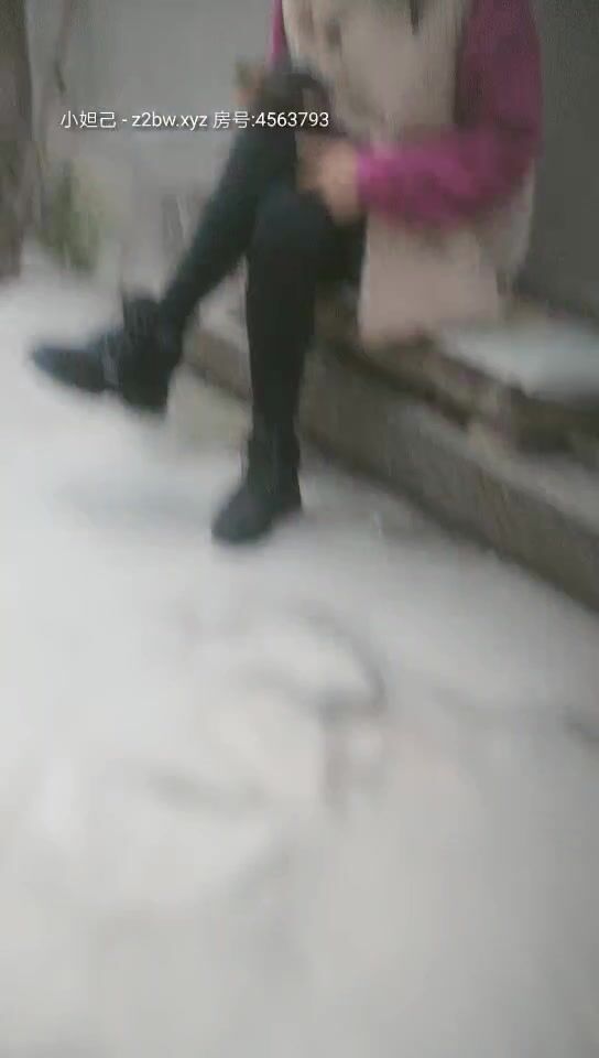 【走街串巷】，刚下海不久的小少妇，白皙温柔，两条美腿岔开欢迎来操，黑森林浓郁，遇到大鸡巴娇喘不止