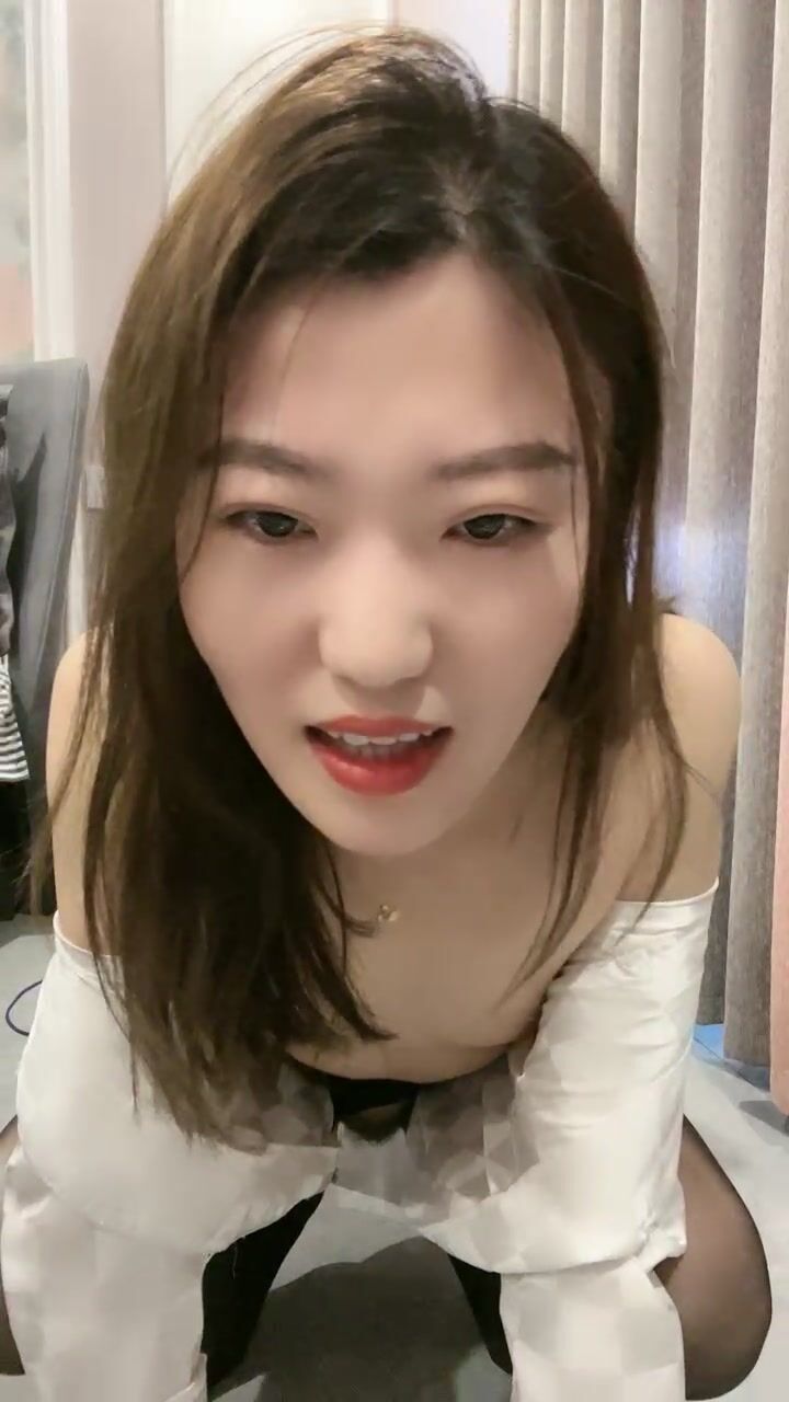 一天不挨草就难受的骚女，全程露脸穿上丝袜诱惑狼友，给沙发上的男友口交大鸡巴