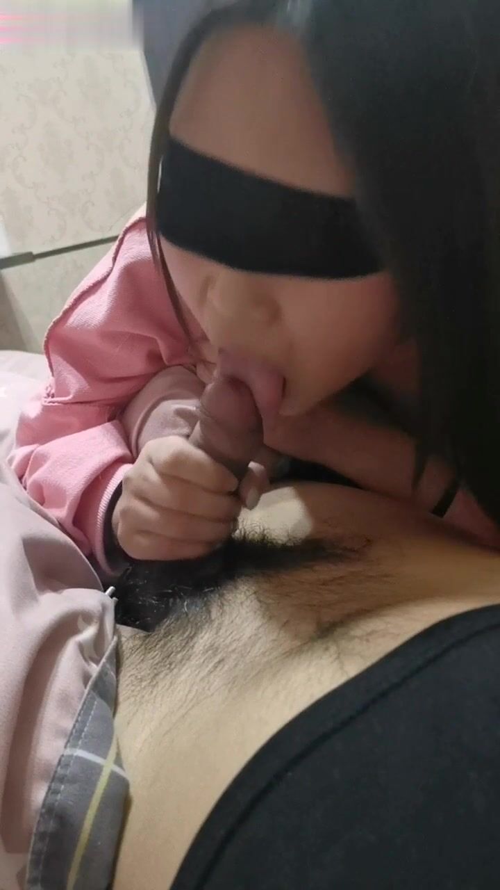 家里没人~妹妹晚上睡不着找哥哥乱伦 妹妹；想和哥哥一起睡，你硬了，我帮你揉揉呗 给你吃一下