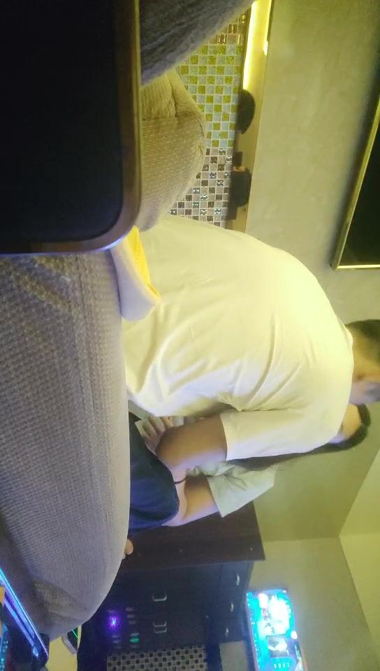 2022-7-7【老马车行】攻略女技师，按摩完小房间半套服务，乳推舔弄，毒龙转打飞机