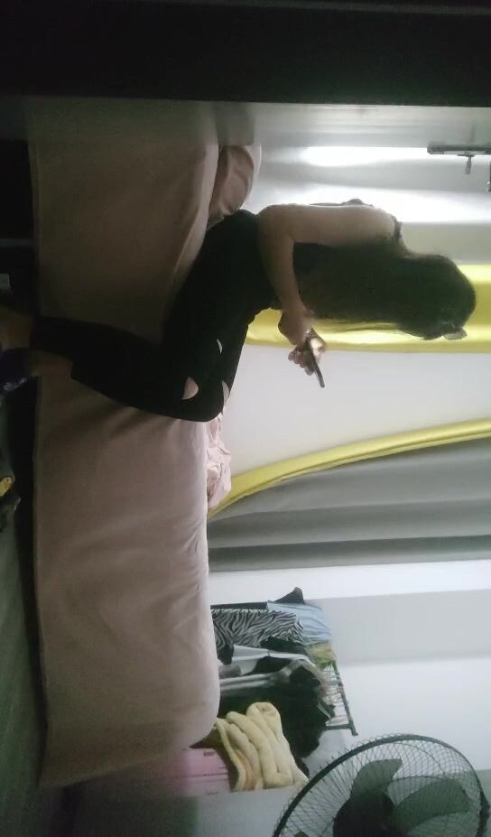 2022-7-8【老马寻欢】去厂妹家操逼，168cm大长腿，扒掉裤子扣穴，舔硬屌主动骑乘，逼太紧夹射了