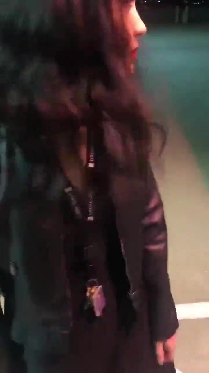 面对这种巨无霸有几个女人能抵制诱惑 哪怕在露天 还是忍不住吃上几口尝尝鲜 就是拼了命也只能含住一小半