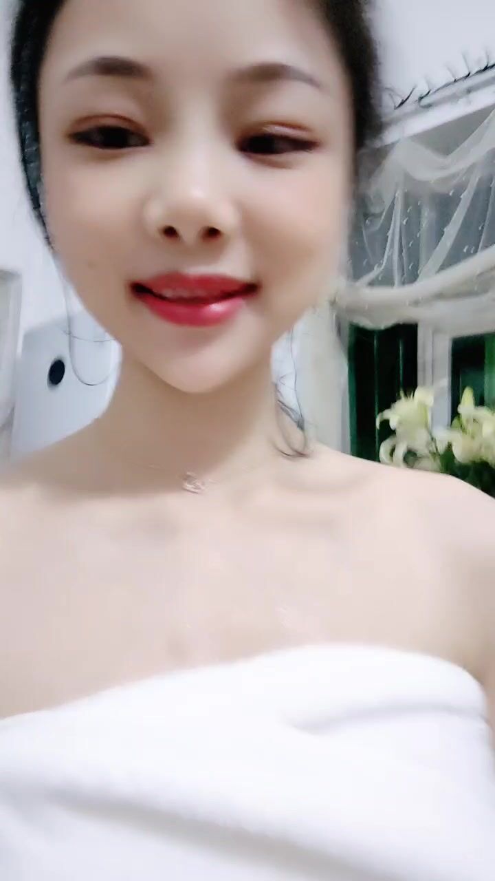 长相甜美气质小美女全裸洗澡很仔细的洗私处躺在床上特写蝴蝶干净鲍鱼