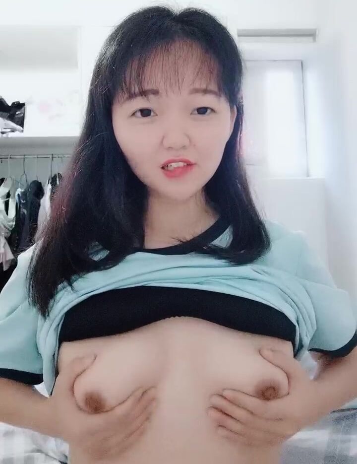 2022.7.9，【美大学生】，假期一个人在家，清纯学生妹自慰，撒尿特写，青春胴体2