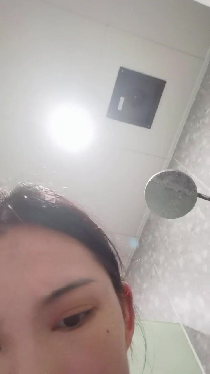 2022.7.10，【姐姐来了】，健身房换衣间，偷偷塞跳蛋自慰，极品身材运动美感，骚逼水多1