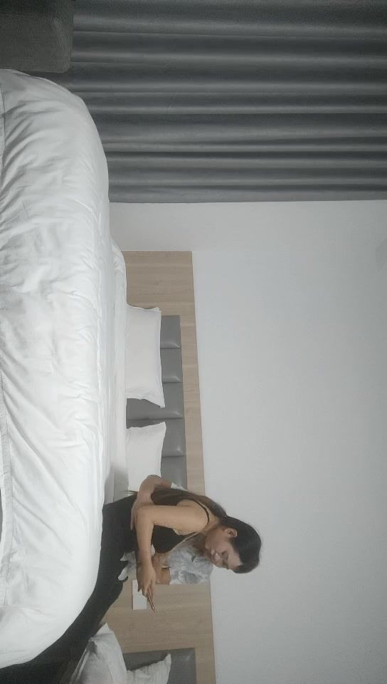 2022-7-16【老马寻花】深夜约操骚女，撩起裙子揉搓骚逼，乳推深喉服务周到，正入爆操扶腰站立后入