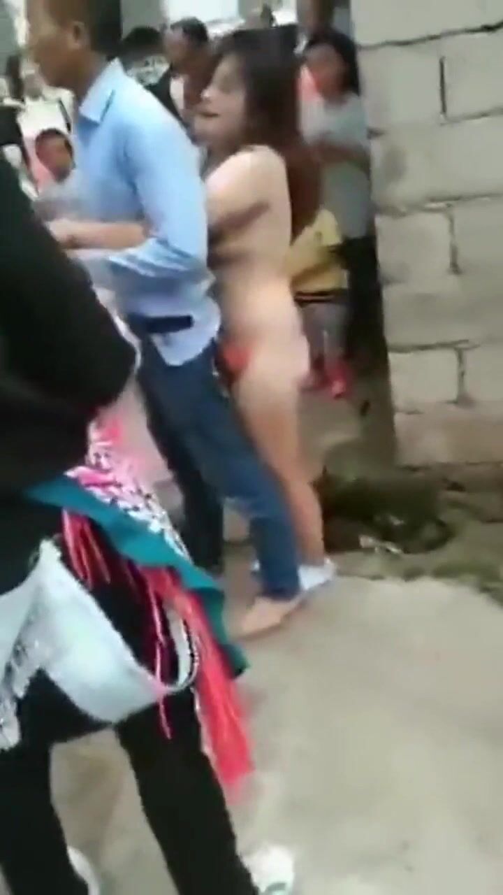 山沟沟的爱情故事 原配打小三 当着全村男女老幼的面光着大屁屁被追着打 最后这小三是不是跳崖了