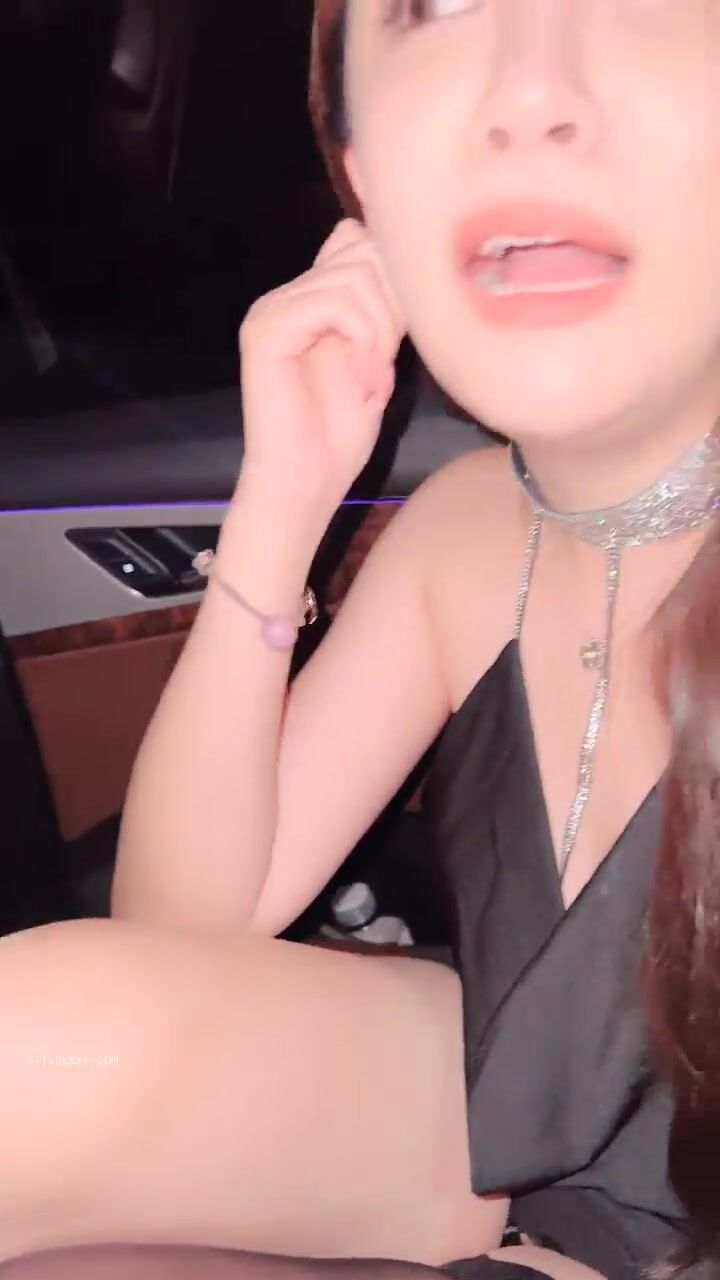 2022.7.1，【汐汐汐颜】，极品车模，户外露出，车内自慰，这水喷得真壮观，骚液扑面而来2