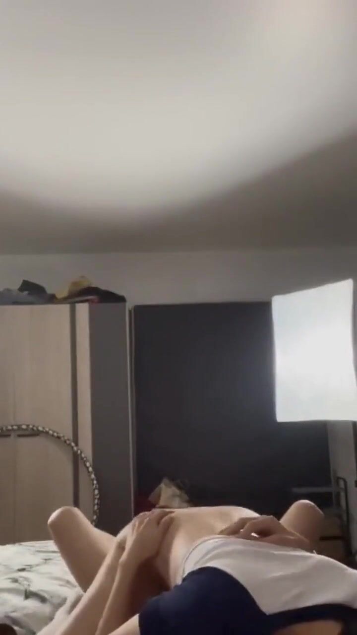 漂亮美眉上位全自动 小娇乳 无毛穴 骚表情舒坦 看着清纯 实则很骚 淫叫不停