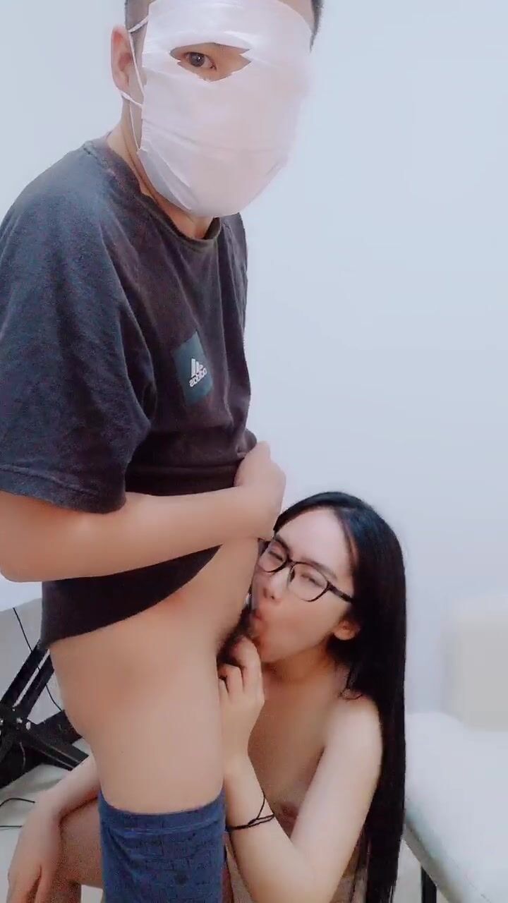 眼镜御姐会弹钢琴！初下海操逼秀，蹲在地上猛吸屌，翘起屁股后入，主动骑乘扭腰套弄