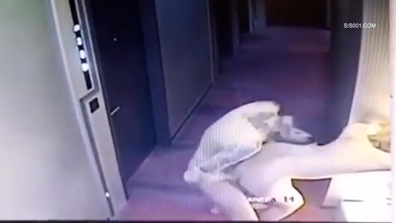 这就叫不作不死 半夜为寻求刺激 小情侣在宾馆走廊啪啪 还顺手把门关了 操着操着突然想起 晚了没带房卡 笑死我了