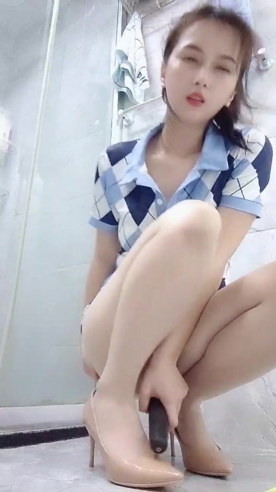 清纯面孔小仙女露脸浴室道具大黑牛自慰骚穴表情上天销魂