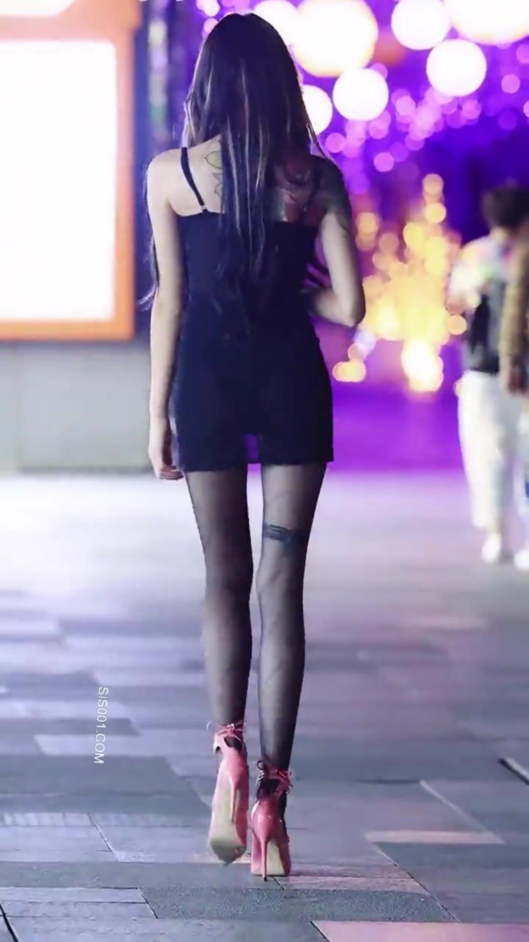 这是你们要看的抖音 最大胆的模特之一赵一菲在酒吧吃鸡视频 口活不错 表情还特骚