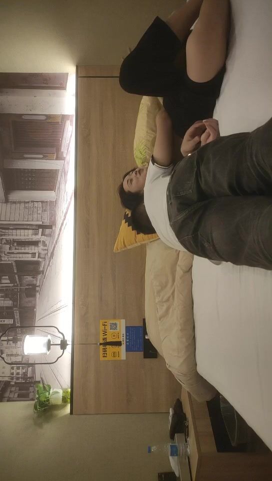 2022-7-22【啊尿哥探花】酒店约操短发骚女，撩起长裙扣穴舔逼，怼着骚逼一下顶入，侧入姿势爆操