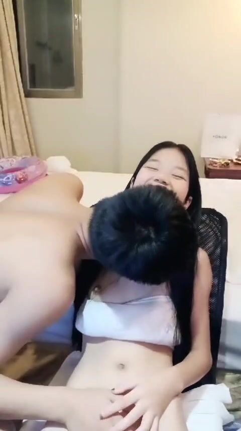 长发超萌超可爱的妹子，岔开腿极品一线天白虎馒头贴心男友上演舔逼射在肚子上