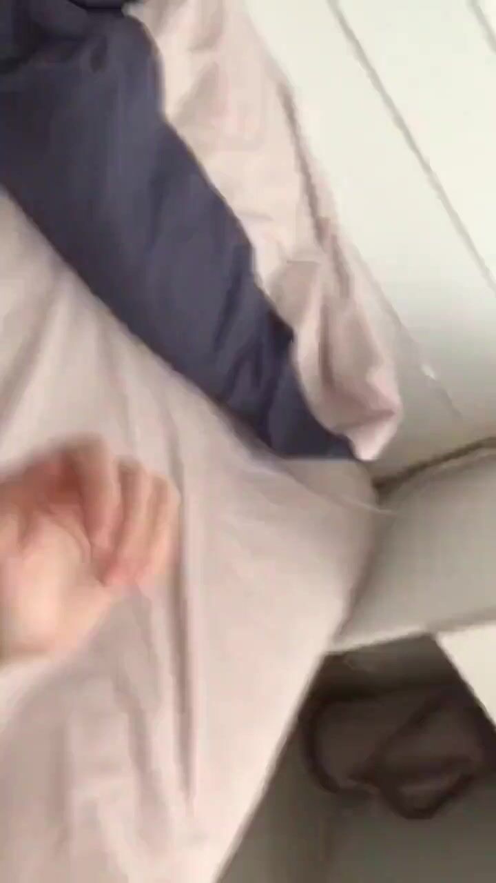 在家无套操漂亮小女友 不要捻我奶头 身材苗条 皮肤白皙 很害羞不敢面对镜头 鲍鱼肥美 最后拔枪猛射