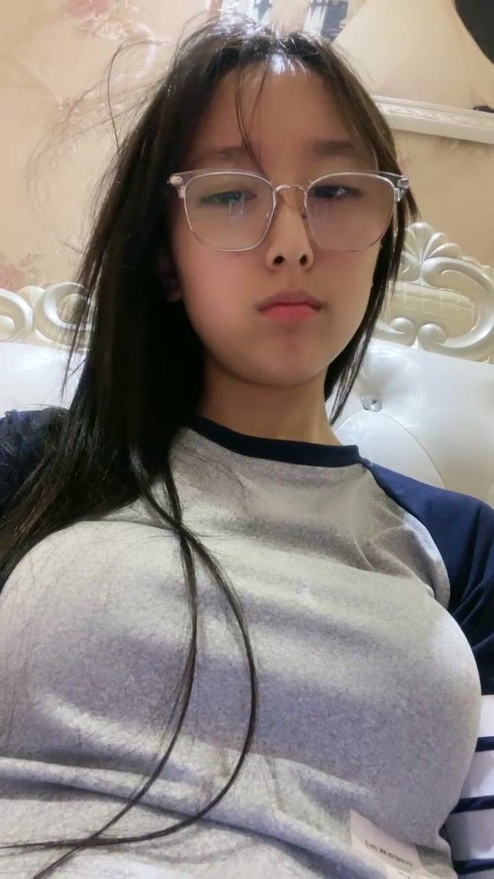 眼镜学生妹！表情酷酷很高冷！近期下海不容错过，脱下内裤翘臀肥穴，掰穴特写洞洞紧致，手指磨蹭