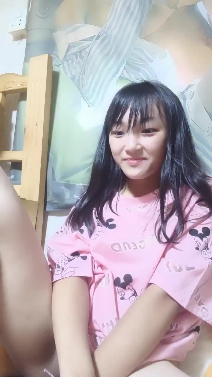 居家邻家妹子用窥阴镜镜头清晰可见肉芽的细节第一视角镜头前自慰白虎穴