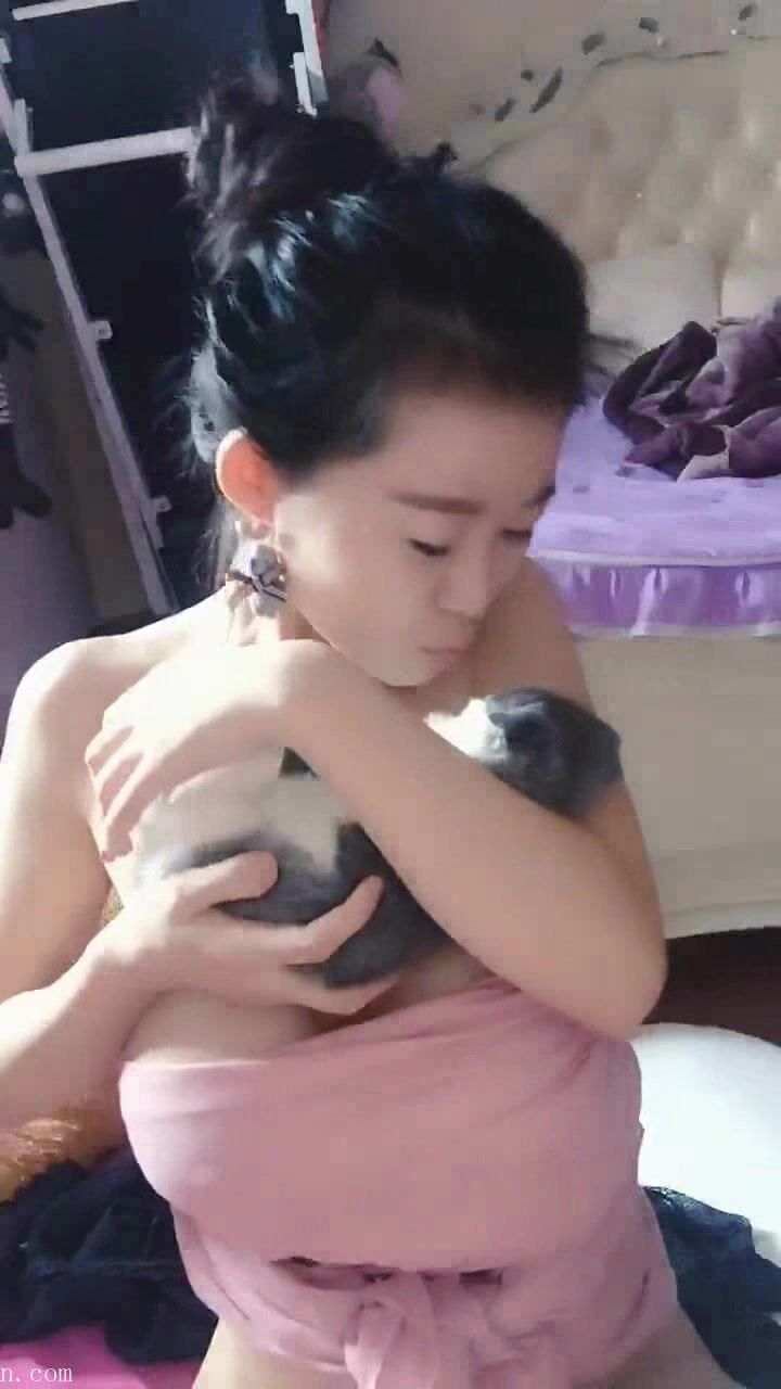 广东虎门--极品美乳胸模主播  倩儿 ，有点叶子楣的味道，奶子柔软、笑容令人心神颠倒，揉奶真得劲