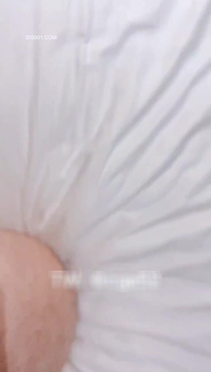 操大奶美眉 顶到了 隔壁房间是不是听到了 开始还很害羞拿枕头挡脸 后面有点顾不上了 稀毛粉鲍鱼