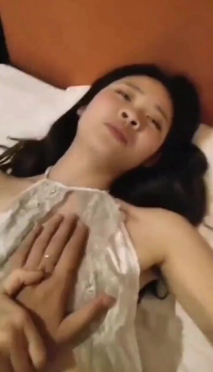 操高颜值美眉 你偷拍我 不要 删掉 美女不让拍 只能摁着双手操 累啊 一爽还好有点顾不上 眼神迷离