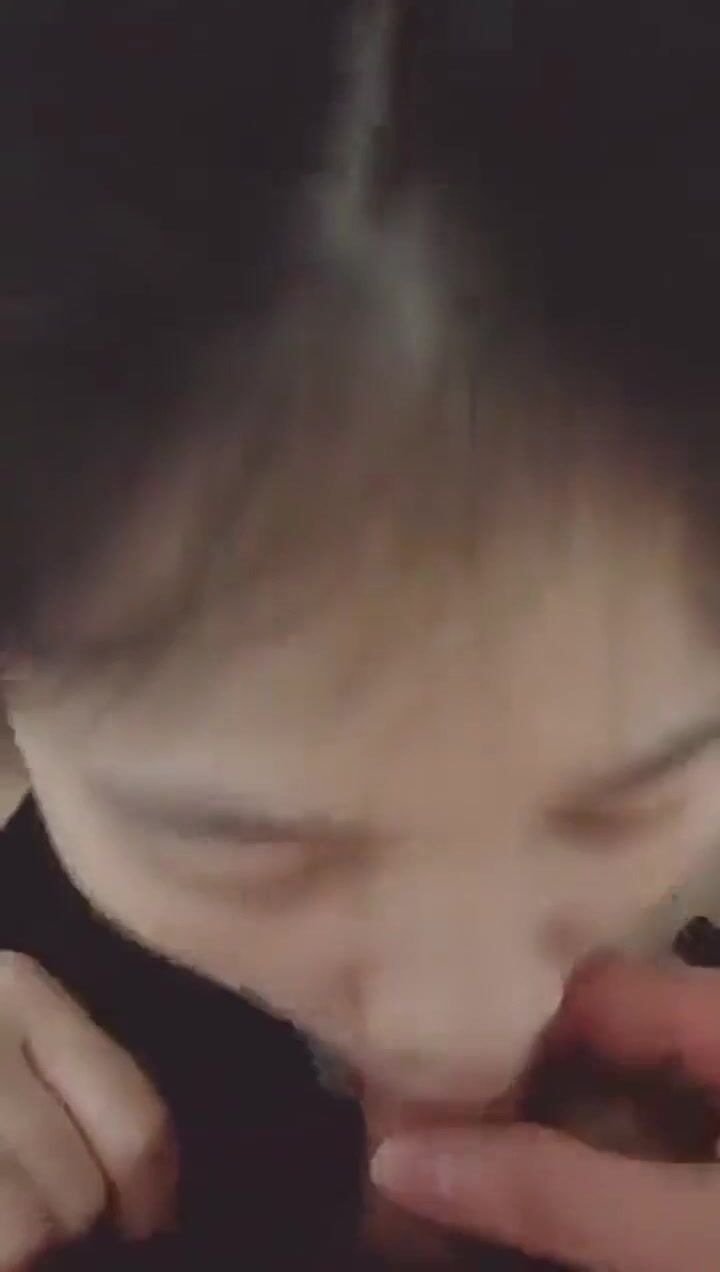 漂亮小女友在家吃鸡 天天操逼也没意思 让女友吃棒棒 练练口技也不错 现在已经相当不错了 继续