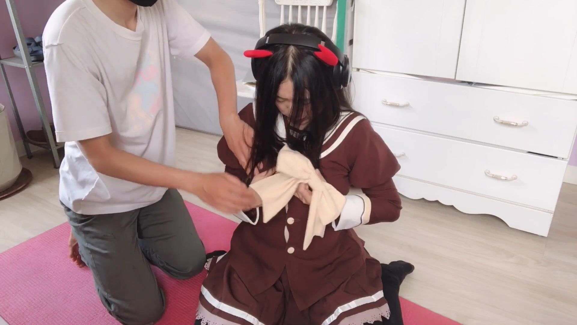 台灣宅男看到動畫裡的角色變成真人 太爽到射精液填满她的嘴巴，地球为什么有那么多色色坏坏的男人