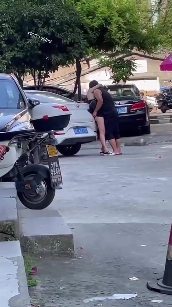 难道这么饥渴吗 大白天在马路上就摸上了 完全把路人当空气 在空调房舒舒服服不香吗