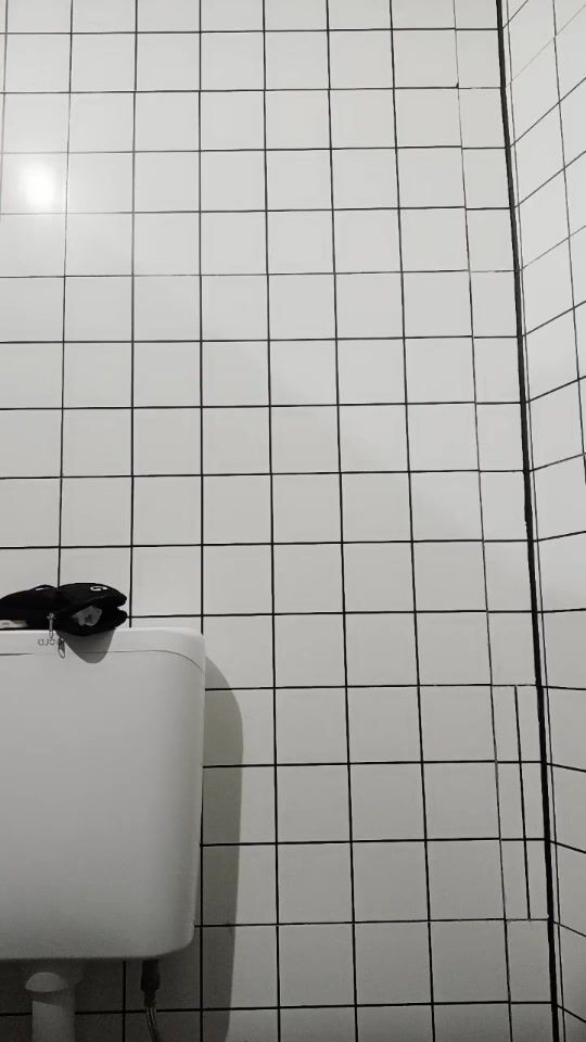 【無水印原版---新片速遞】2022.8.2，【健身教练】，健身房内，偷偷躲在厕所，跳蛋塞穴水汪汪，直接喷了，紧张刺激