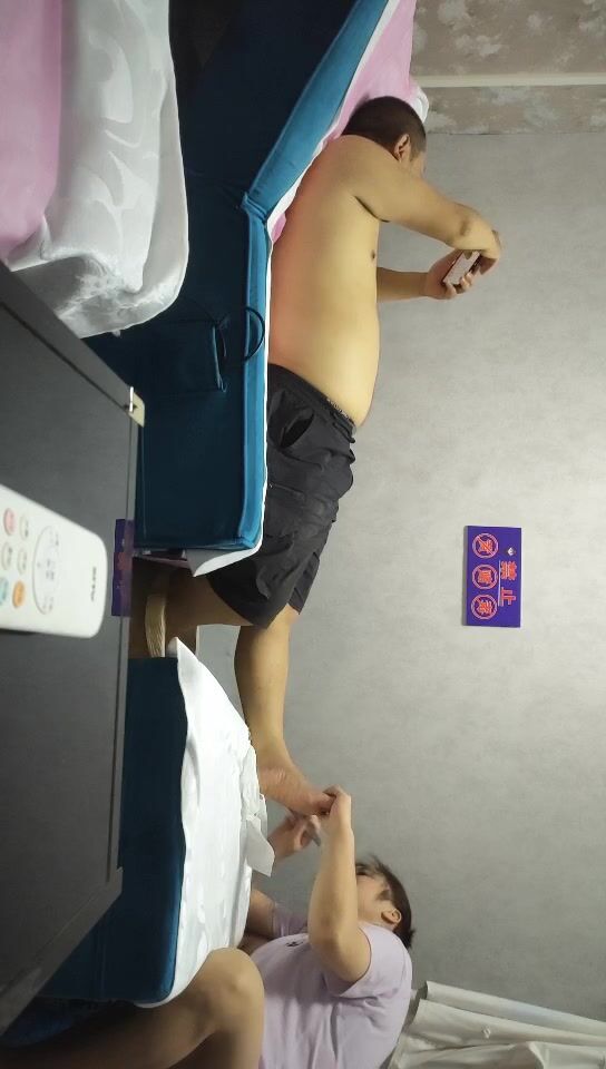 【無水印原版--新片速遞】2022.8.3，【足浴店偷拍】，墙上挂着“禁止黄赌毒”，这俩货完全无视，洗完脚开展特殊服务