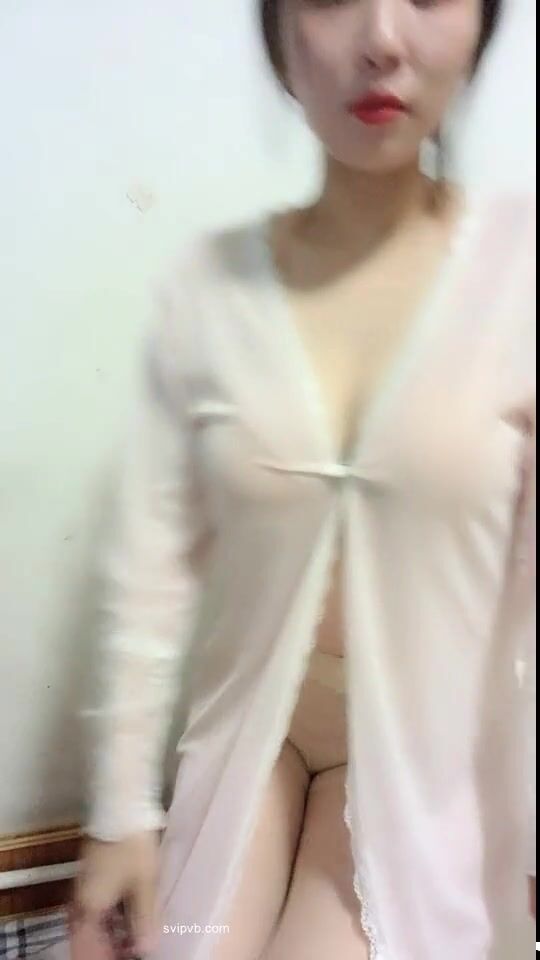 下海给宝宝赚奶粉钱，鲜奶多多，风趣挑逗哥哥们，黑丝肥臀诱惑，这穴看着老骚呀，都沾白带了