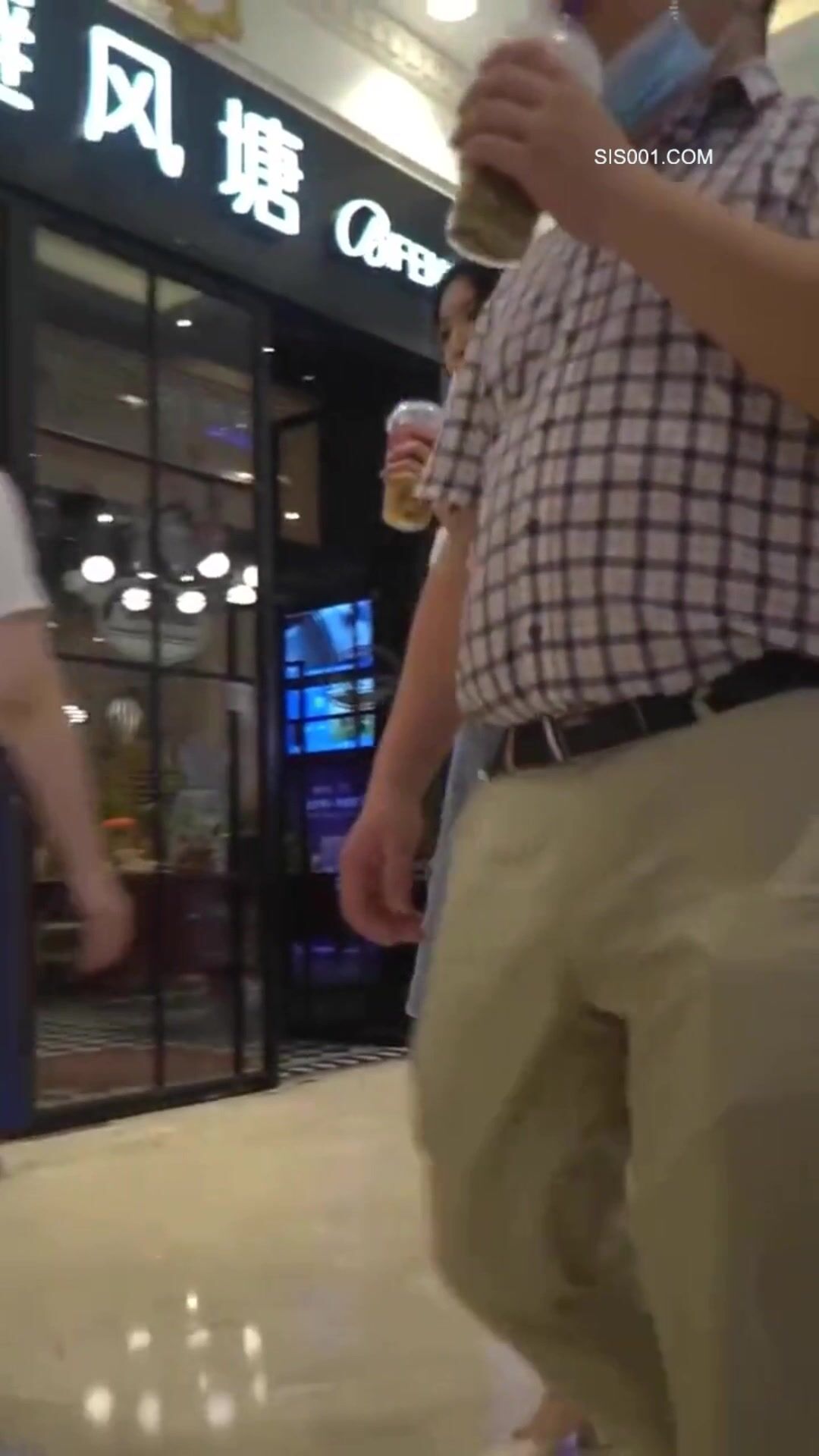 精选商城抄底牛仔裙高颜值美眉 花内内 小屁屁一扭一扭好性感 好清纯的小姐姐 俄的女神啊