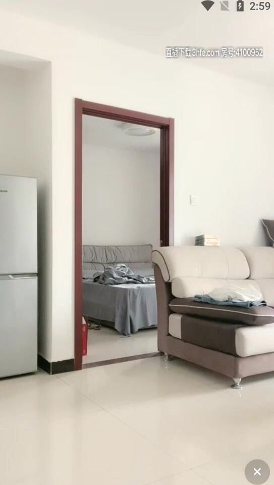 九头身大长腿邻家女神，乖乖女的脸蛋儿 修长的白皙美腿，标准的T台模特儿身材，太有范儿了，奶子也是很可口，趴床上卖弄 粉奶长腿 1