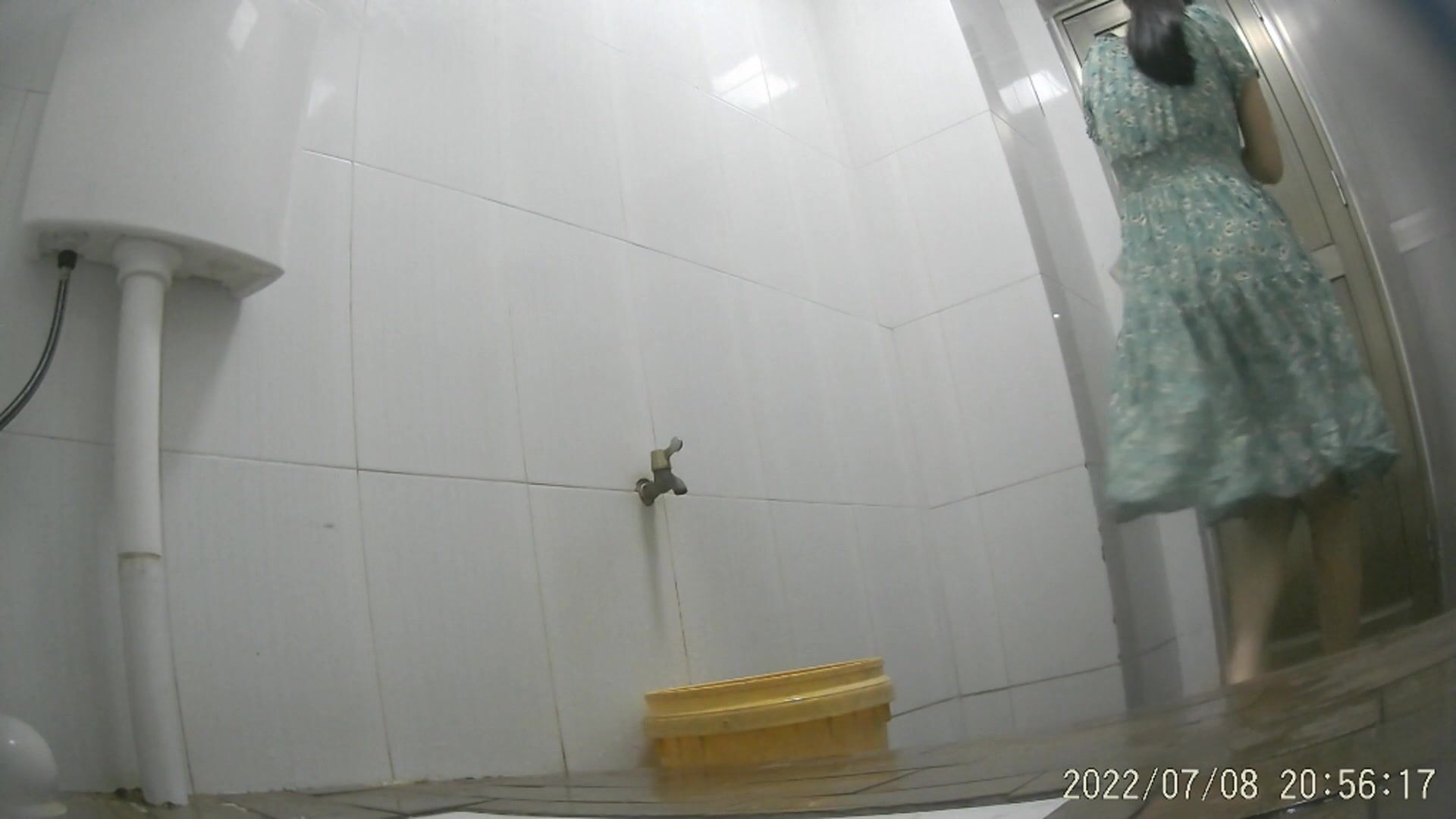 大神潜入办公楼偷拍美女同事的小嫩B