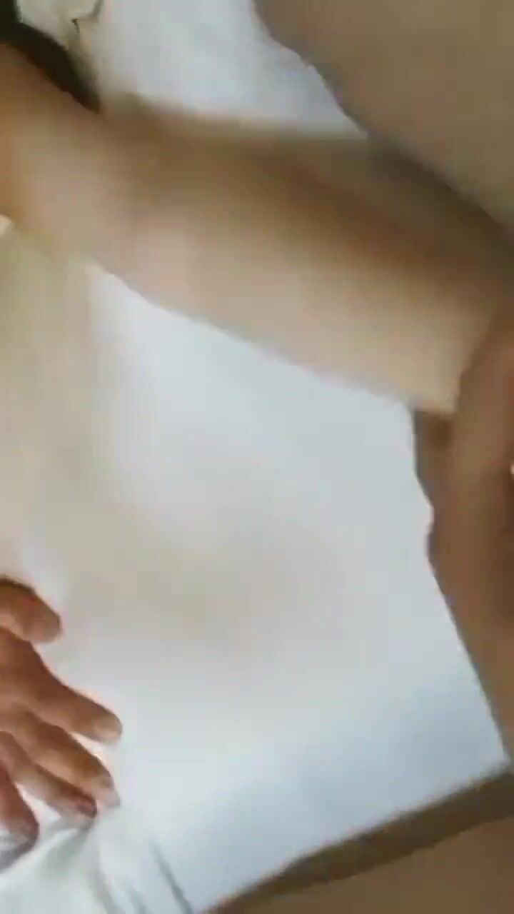 漂亮淫妻 射进去射进去 一点都没有流出来 喜欢精液吗 被你子宫吸进去了 接着来 绿帽老公叫两单男操老婆