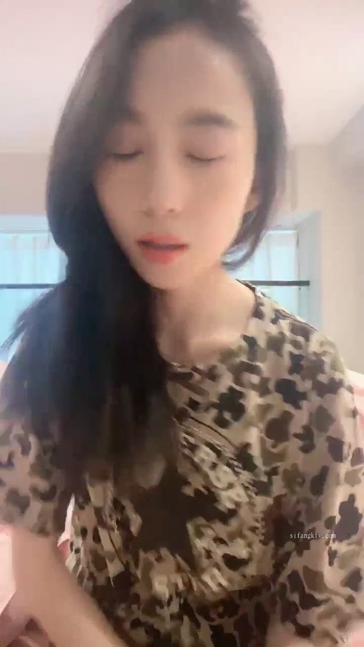 瘦瘦的身材很苗条的邻家妹子，虽然不算很漂亮 但是够骚啊，被猛男狠狠地操 妹子要崩溃了 惊声尖叫，瘦瘦的骨架都要散掉了1