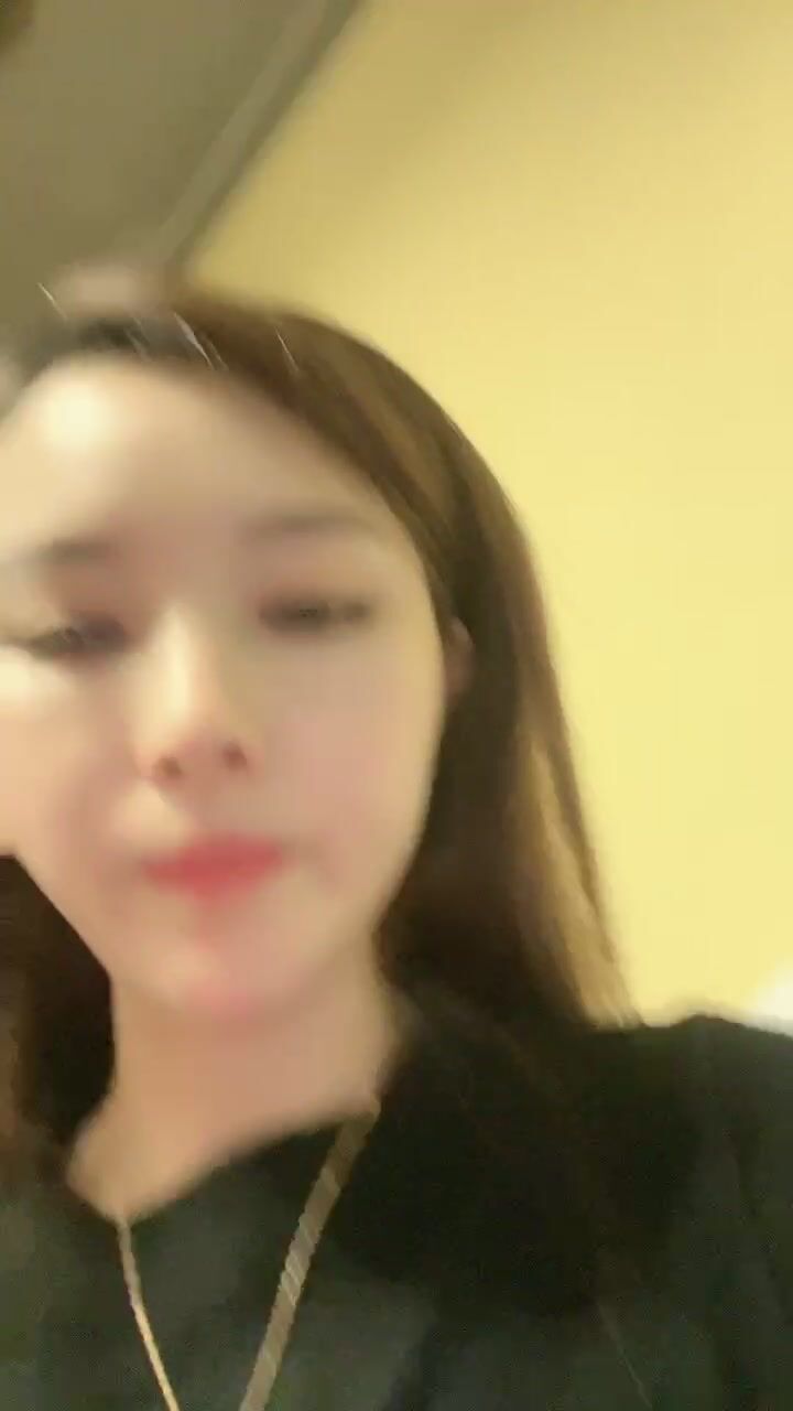 网红骚御姐【娜娜】翘起美臀被炮友后入，不得行无法满足，拨开丁字裤掰穴，漂亮大奶闺蜜一起