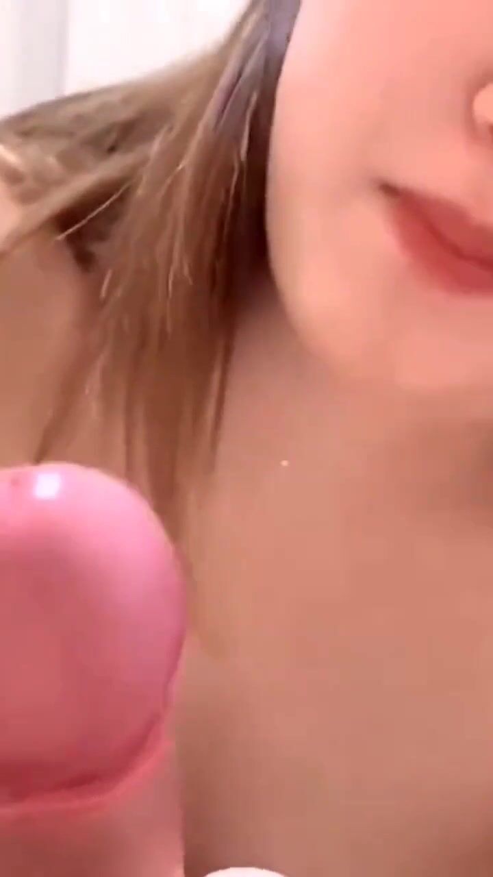 高颜值大眼美眉吃鸡吃精 绝对大美女 看着清澈的眼神 吃着大鸡吧 绝对反差 视角享受