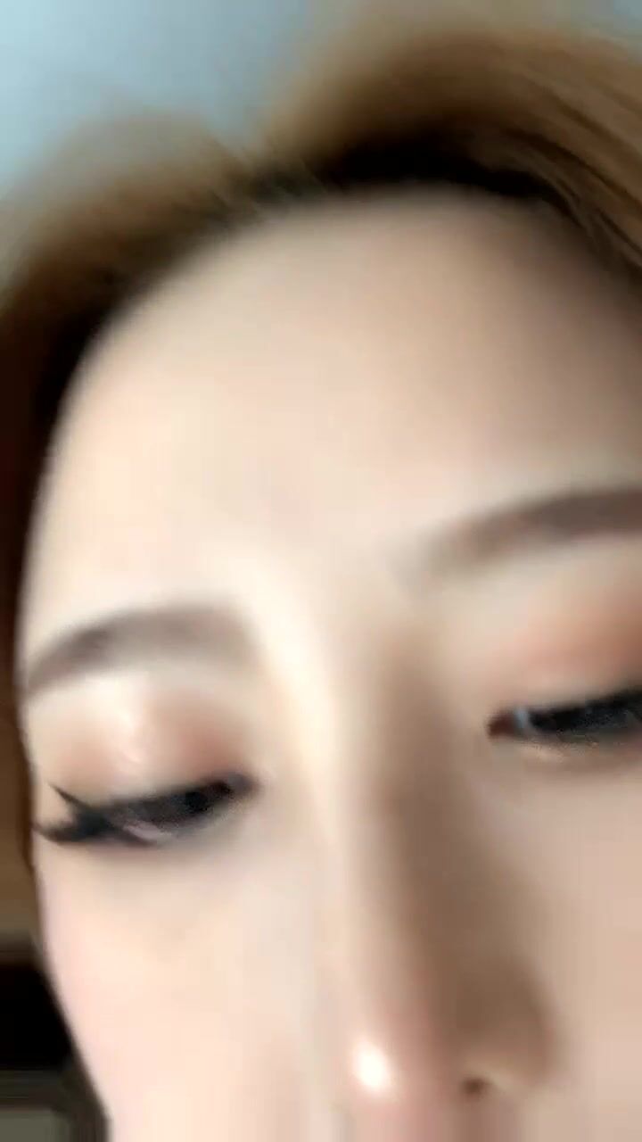 真~网红女神！颜值区女主播难得小露！掏出大奶子揉捏，极品一线天肥穴特写，掰开粉穴看洞洞