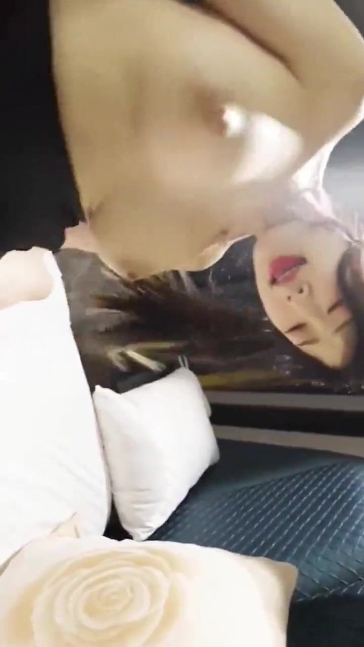 操大奶美眉 小骚货 我要射了 不要 被无套输出 无毛鲍鱼超粉嫩 最后射了一脸 还得把鸡吧清理干净