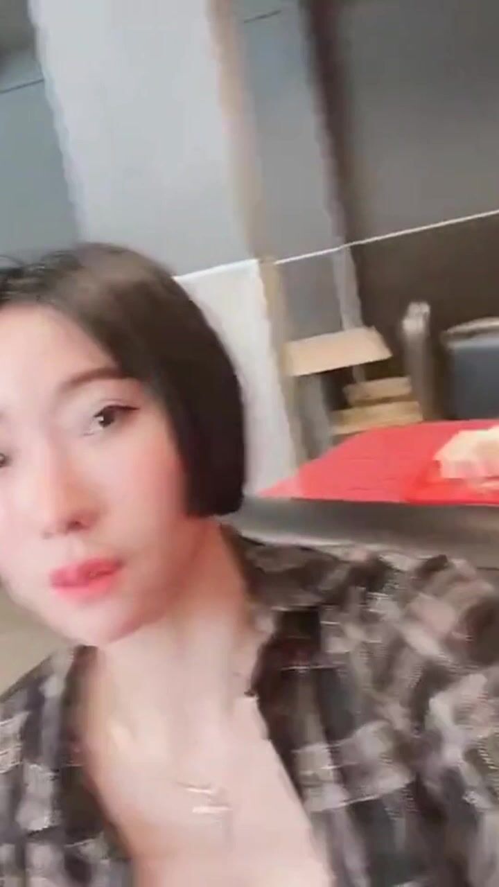 露出还得看这美眉 大奶子 大乳头 无毛肥鲍鱼 关键胆子也大还露脸 喝着KFC大胆露出