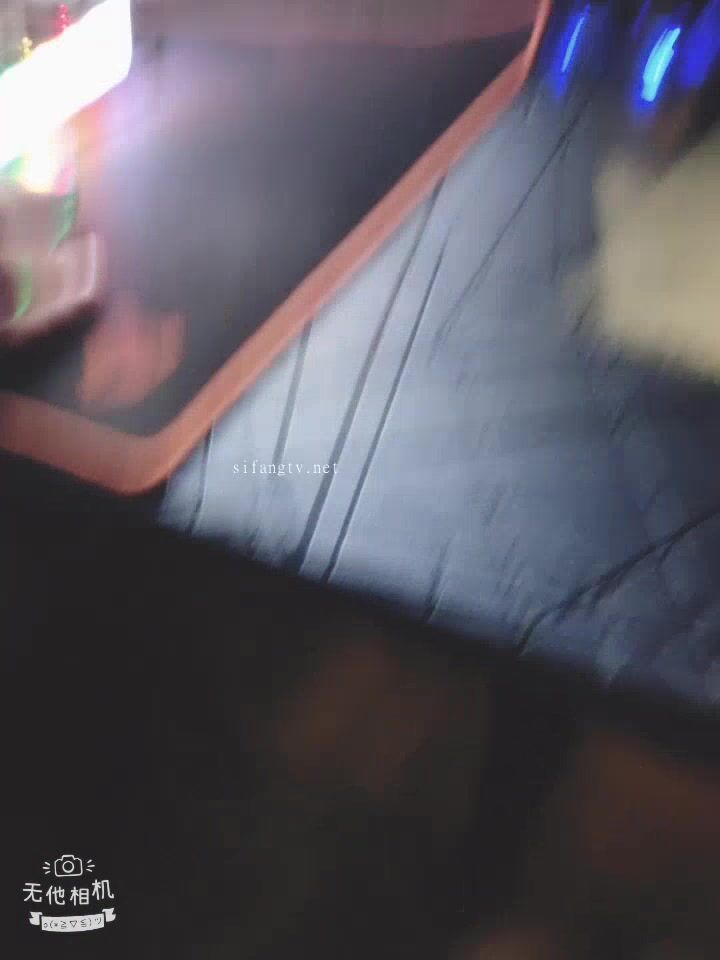 女：我可以坐一下这边吗，谢谢哦，请问你一下这电脑是怎么开的，外面好热哦