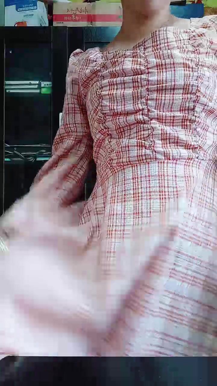 迷人的财务姐姐露脸在办公室上着班发骚，外面还有办公室主任，真空碎花裙，逼里塞着跳蛋抽插还把自己搞尿了