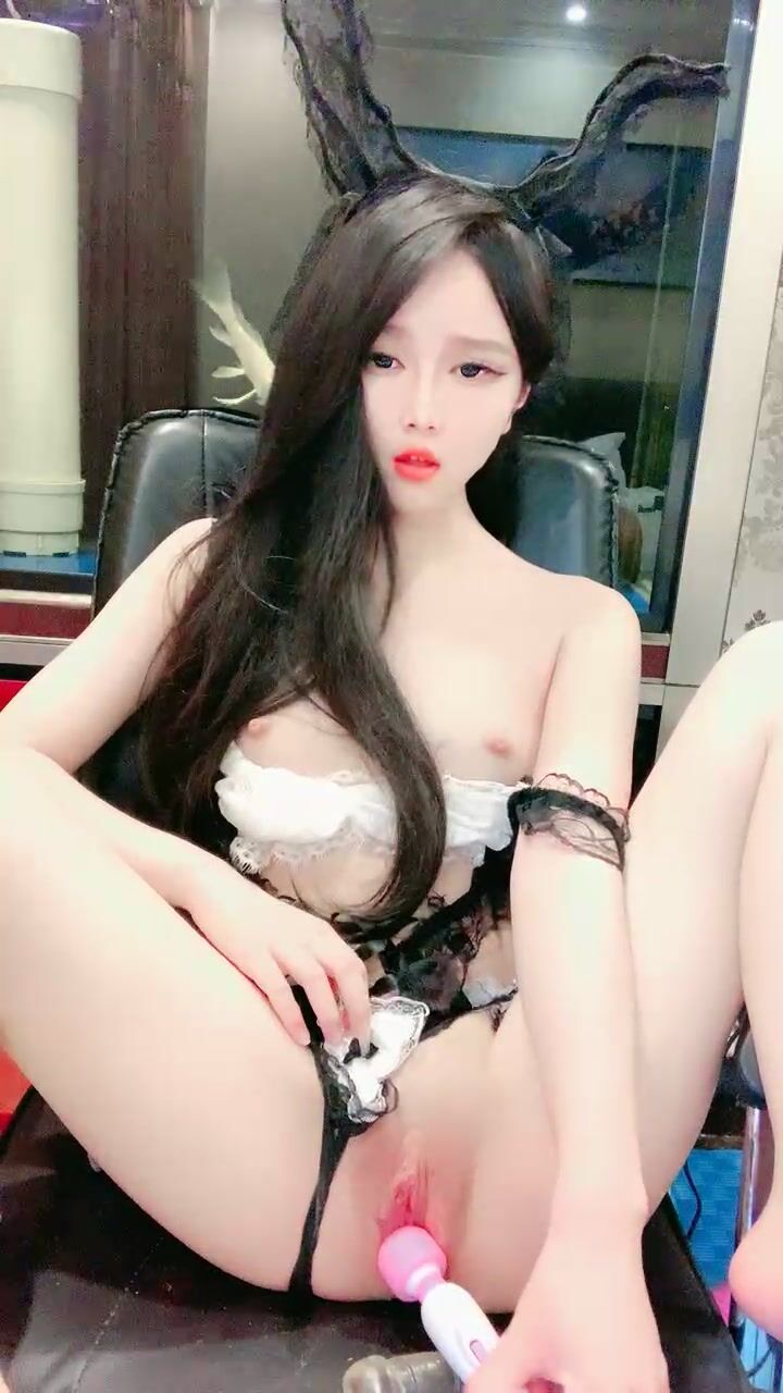 赚钱还网贷【莫妮卡】极品女神！情趣装按摩器自慰，无毛超嫩粉穴，假屌深插娇喘，表情很享受