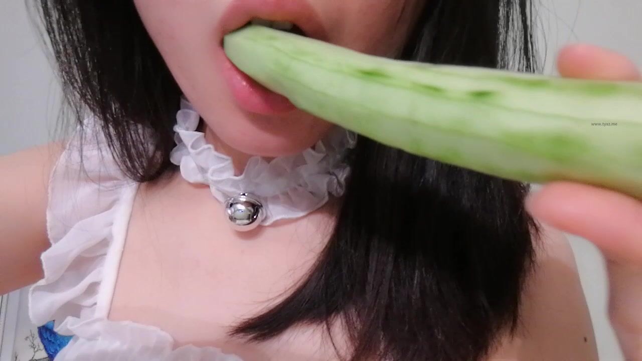 闵儿- 白色情趣内衣，小黄瓜削皮，滋润嫩穴，白浆高潮液大量喷涌，像开闸的长江一样