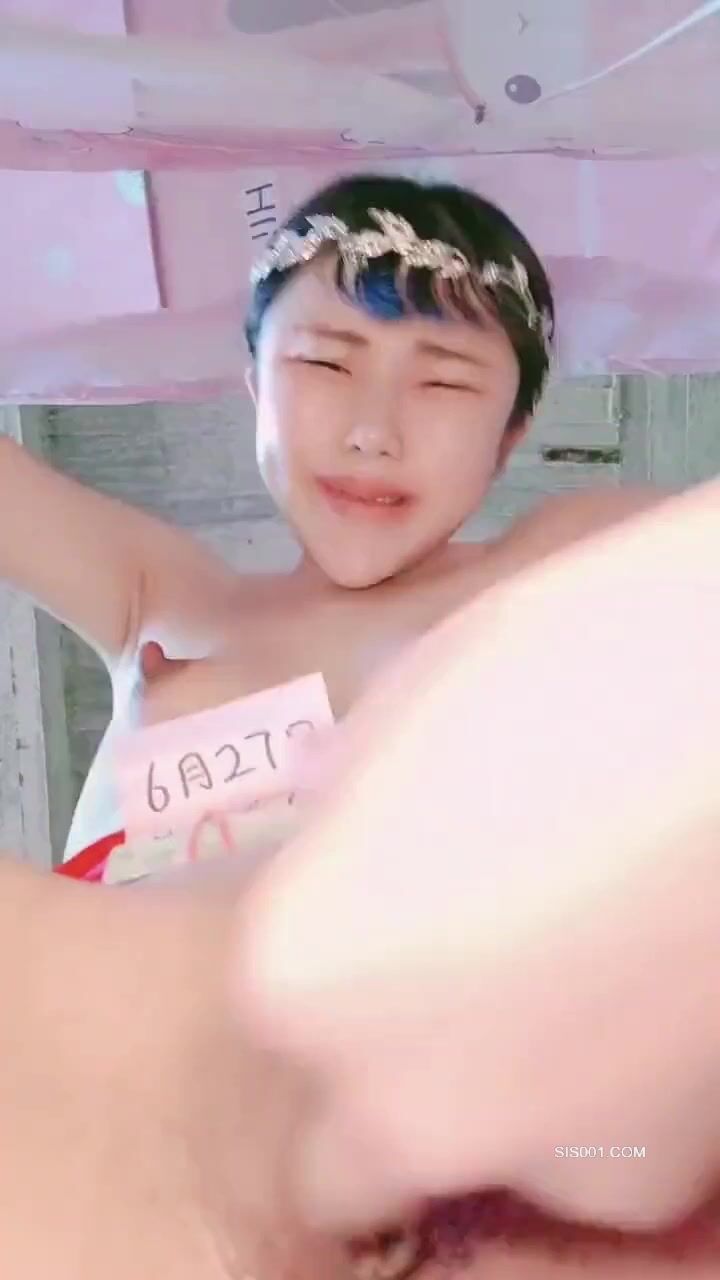 美眉在宿舍紫薇 这表情亮了 插的白浆四溢 我一过人 在看动作片 貌似还是个外国人 国语说的还行