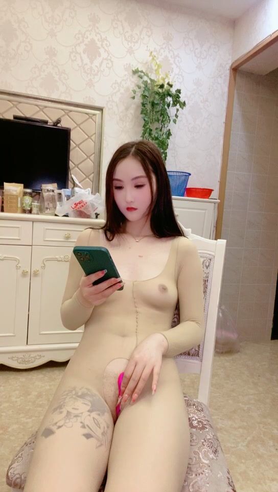 肉肉丰满10级甜美轻少妇，全程高冷的感觉 跳蛋自慰，换了好几套情趣装 一饱眼福！ (2)