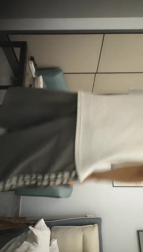 2022-8-23【日久深情】约性感外围御姐，换上睡衣开档黑丝，翘肥臀69口交，埋头舔骚逼