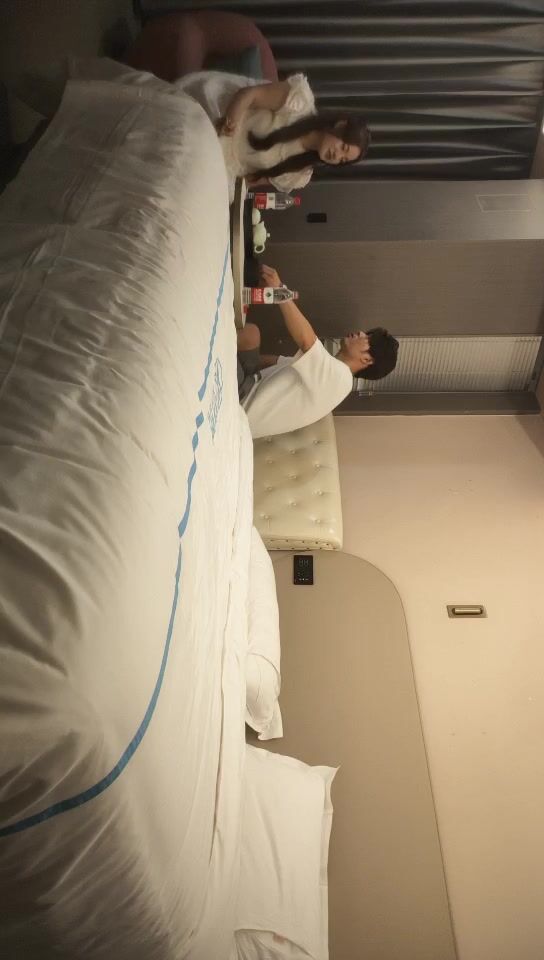 2022-8-25【日久深情】酒店约操肉感美女，女仆装大肥臀，灵活舌头舔屌，怼着骚穴深插